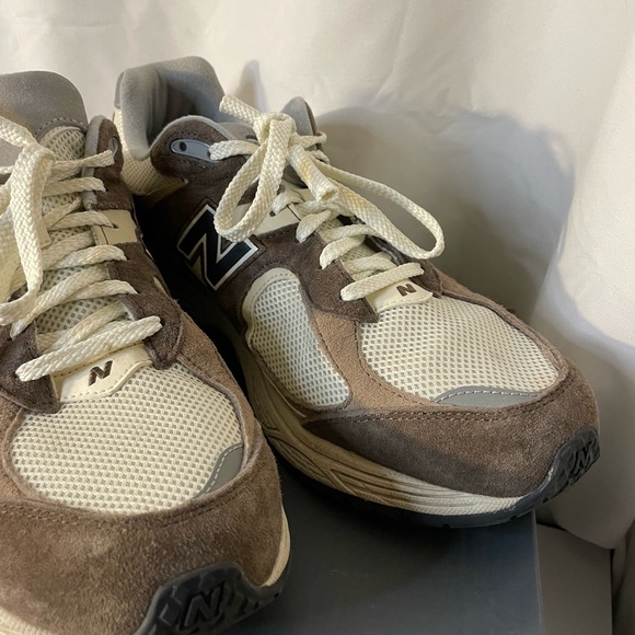 New Balance Cream and Brown Sneakers - Picture 2 of 6
